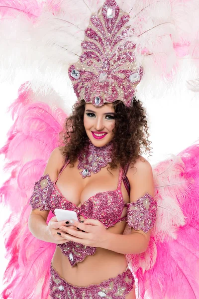 Vrouw Carnaval Kostuum Met Behulp Van Smartphone Tijdens Het Kijken — Stockfoto