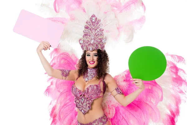 女子狂欢节服装持有空白的绿色文本气球和粉红色的旗帜 在白色隔离 — 免费的图库照片