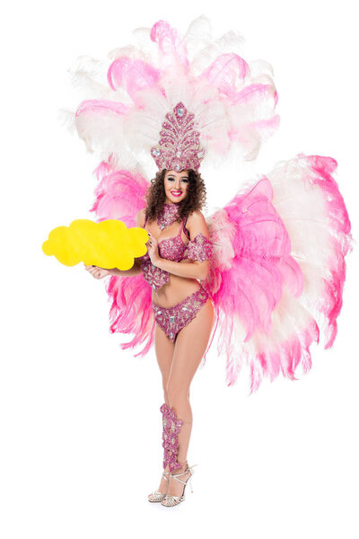 женщина в карнавальном костюме держит желтый пустой текстовый шарик, изолированный на белом
  