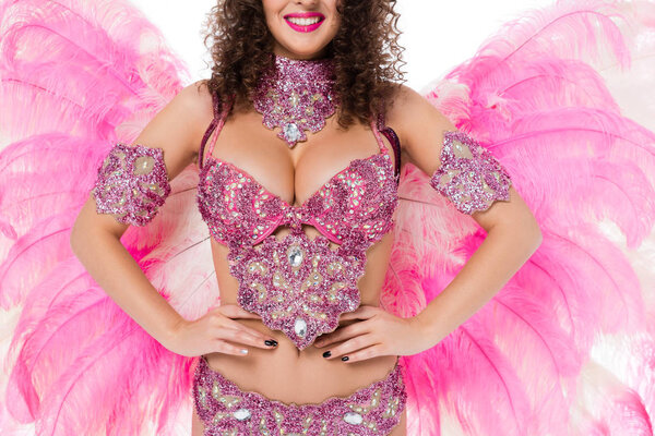 обрезанный образ женщины в карнавальном костюме с руками на талии, изолированные по белому
 