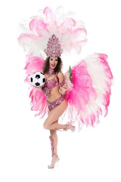 Sorrindo Mulher Traje Carnaval Segurando Bola Futebol Bandeira Brasileira Enquanto — Fotos gratuitas