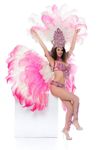 молодая женщина в карнавальном костюме сидит на пустой площади с поднятыми руками, изолированная на белом
