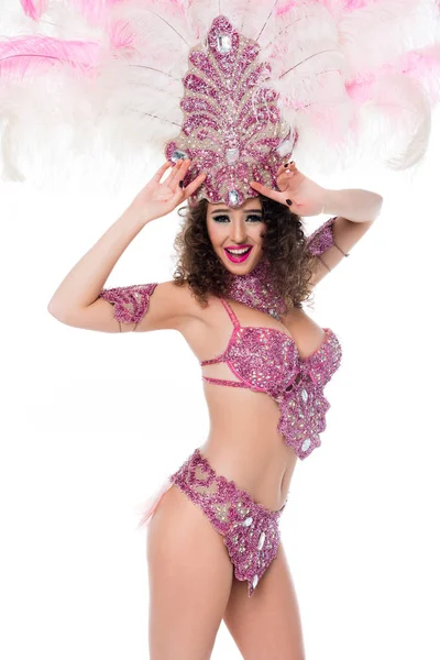 Heldere Vrouw Carnaval Kostuum Met Roze Veren Glimlachend Geïsoleerd Wit — Stockfoto