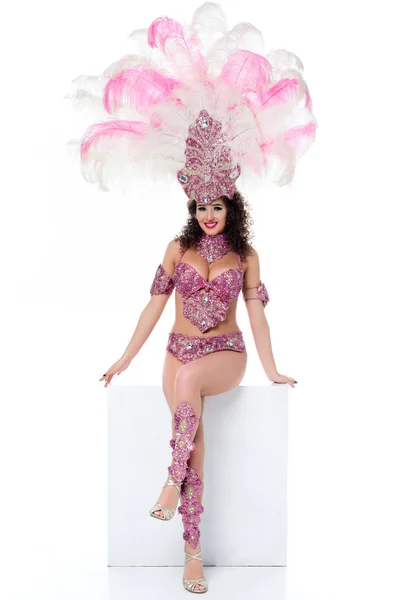 Mujer Brillante Traje Carnaval Con Plumas Color Rosa Sentado Posando — Foto de stock gratis