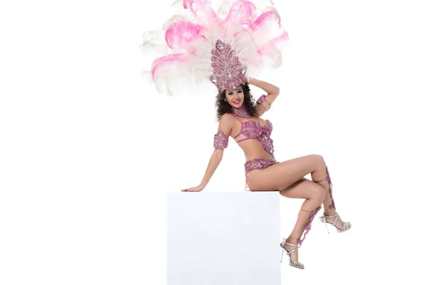 Joven Mujer Feliz Traje Carnaval Con Plumas Color Rosa Sentado — Foto de Stock