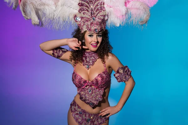 Heldere Vrouw Carnaval Kostuum Met Roze Veren Dansen Geïsoleerd Blauwe — Stockfoto