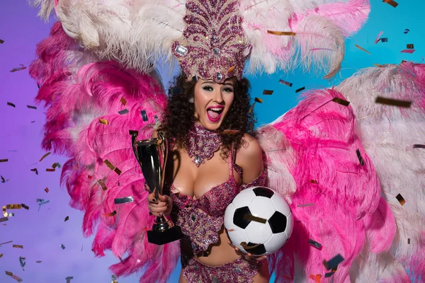 Mulher Brilhante Traje Carnaval Com Penas Rosa Segurando Bola Futebol — Fotografia de Stock