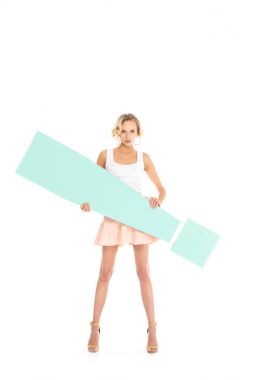 büyük ünlem işareti üzerinde beyaz izole tutan güzel genç kadın