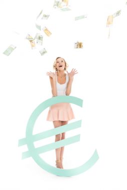 euro simgesi, ayakta beyaz izole iken düşen nakit arayan kadın heyecanlı