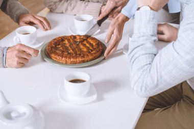 masada oturan arkadaşları ise kadın kesme pastası kırpılmış görüntü  