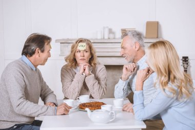 masada otururken alınlarına kelimeleri ile arkadaş iskambil oyunu  