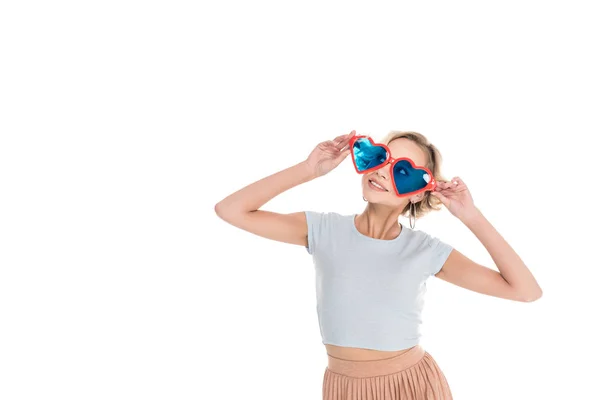 Retrato Chica Atractiva Gafas Sol Forma Corazón Posando Aislado Blanco — Foto de Stock