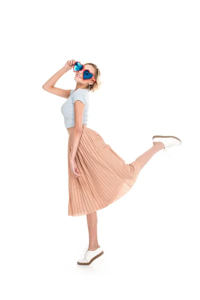Aantrekkelijke Lachende Jonge Vrouw Hartvormige Zonnebril Poseren Geïsoleerd Wit — Stockfoto