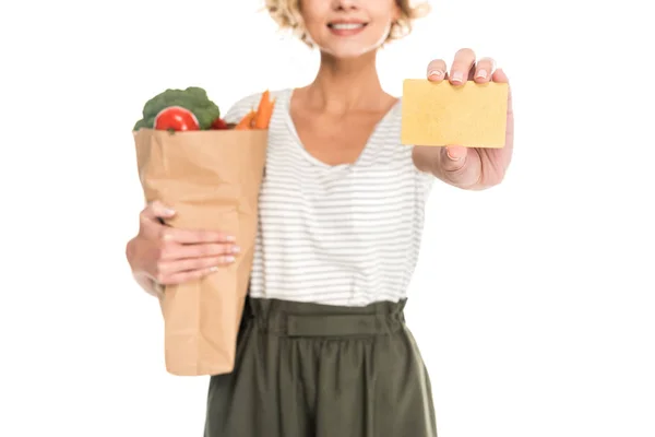 Tiro Recortado Mulher Segurando Cartão Dourado Saco Supermercado Isolado Branco — Fotografia de Stock