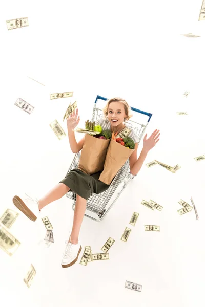 Podekscytowany Młoda Kobieta Torby Siedzi Wózek Zakupy Rzucanie Banknotów Dolara — Zdjęcie stockowe