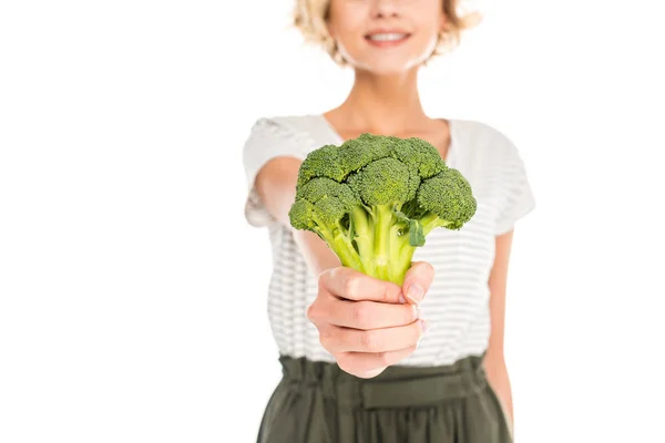 Taze Çiğ Brokoli Üzerine Beyaz Izole Tutan Genç Kadın Görmek — Stok fotoğraf