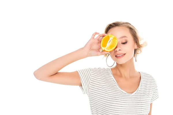 Jovem Atraente Segurando Metade Laranja Perto Rosto Isolado Branco — Fotografia de Stock