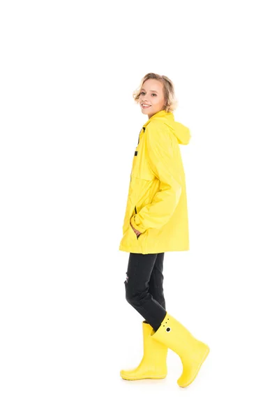 Νεαρή Γυναίκα Κομψό Κίτρινο Αδιάβροχο Και Μπότες Βροχή Απομονωθεί Λευκό — Φωτογραφία Αρχείου