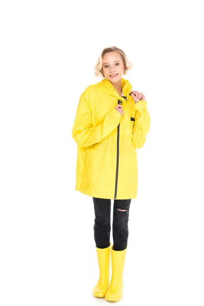 年轻女子在时尚的黄色雨衣和雨靴隔离在白色 — 图库照片