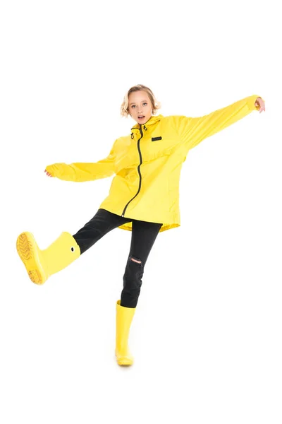 Młoda Kobieta Stylowy Żółty Płaszcz Buty Deszcz Białym Tle — Zdjęcie stockowe