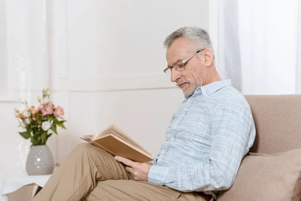 Seniorchef Liest Buch Auf Sofa Gemütlichem Zimmer — Stockfoto