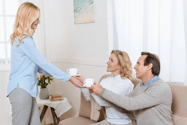 Hombre Mujeres Mediana Edad Conversando Mientras Beben Sofá —  Fotos de Stock