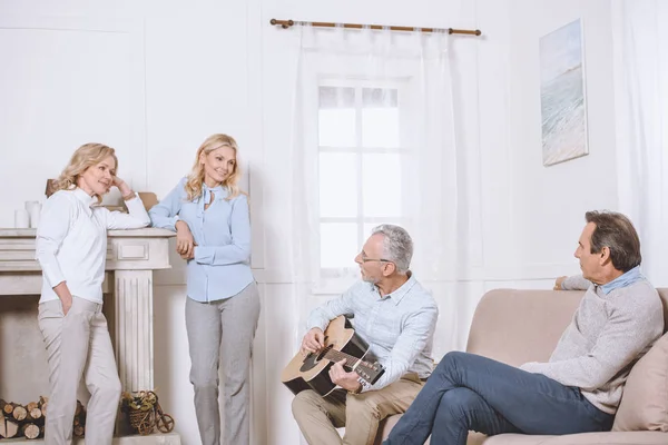 Middle Aged Men Women Listening Guitar Music Living Room — Stock Photo, Image