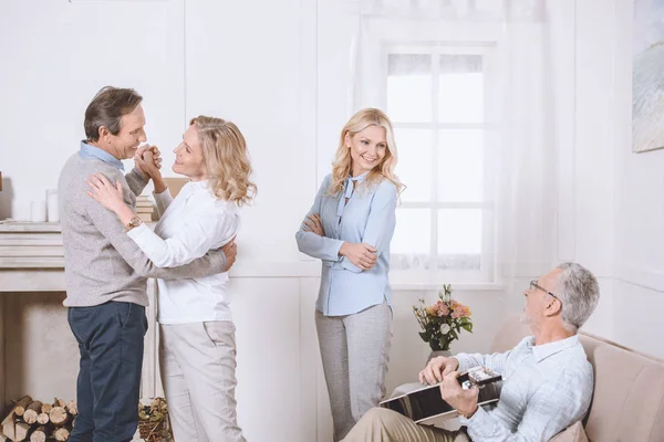 Middle Aged Men Women Listening Guitar Music Dancing Living Room — Free Stock Photo