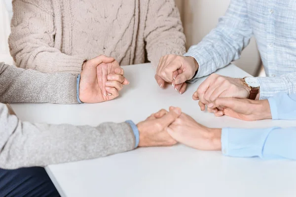 Immagine Ritagliata Amici Mily Seduti Tavola Che Tengono Mano Mentre — Foto Stock