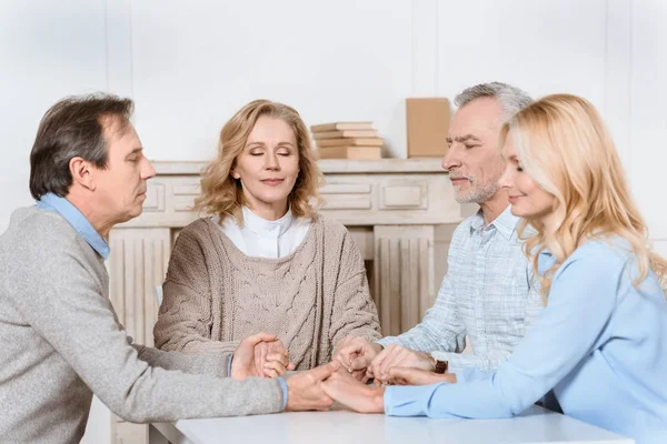 Amigos Sentados Mesa Tomados Mano Mientras Oran Con Los Ojos —  Fotos de Stock