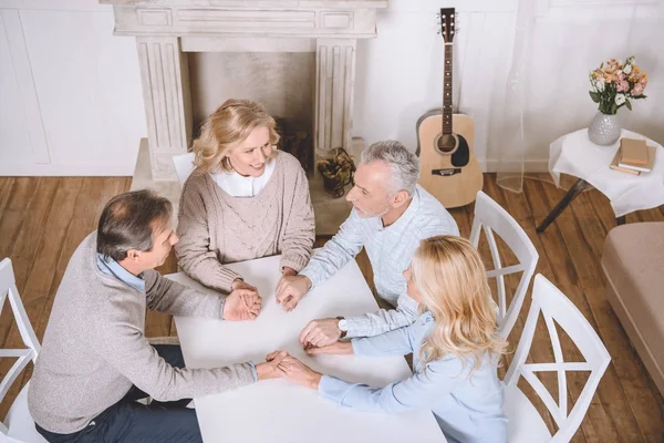 Amigos Sentados Mesa Tomados Mano Mientras Oran — Foto de Stock