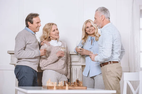 Amigos Felices Hablando Sosteniendo Gafas Las Manos Habitación — Foto de Stock