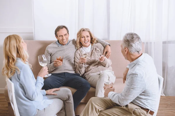 Amici Con Gli Occhiali Mano Parlando Mentre Seduti Sul Divano — Foto Stock