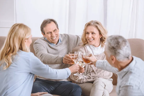 Glückliche Freunde Jubeln Während Sie Auf Dem Sofa Zimmer Sitzen — Stockfoto