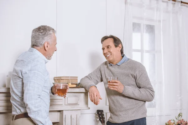 Dois Homens Com Óculos Nas Mãos Falando Perto Parede Quarto — Fotografia de Stock