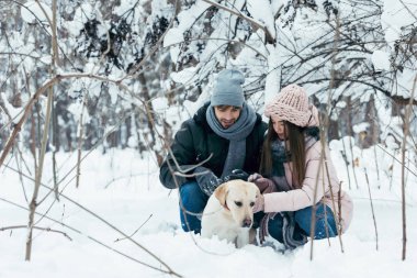Genç çift köpek kış Park ile birlikte eğleniyor