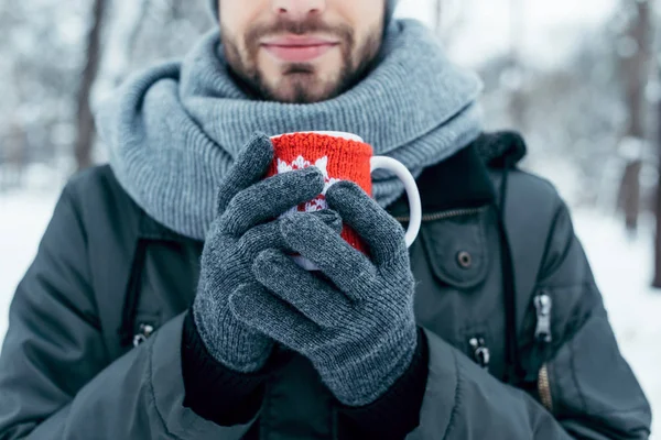 Gedeeltelijke Weergave Van Man Met Kop Warme Koffie Handen Winterdag — Stockfoto