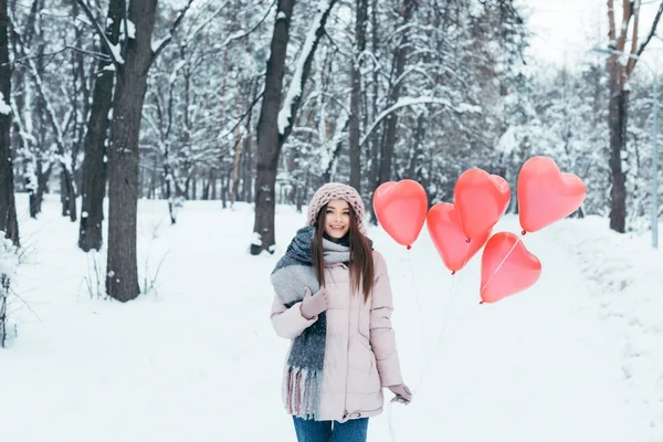 Retrato Menina Bonita Com Balões Forma Coração Parque Inverno — Fotografia de Stock