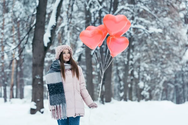 Retrato Menina Bonita Com Balões Forma Coração Parque Inverno — Fotografia de Stock