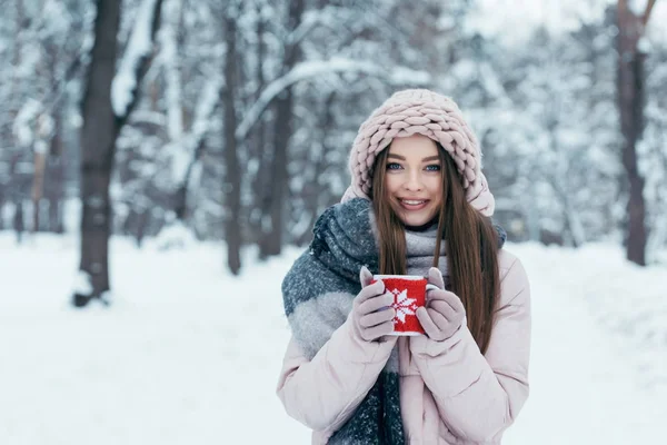 Porträtt Vacker Ung Kvinna Med Kopp Hett Kaffe Händerna Snöig — Stockfoto