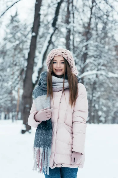 Porträt Einer Lächelnden Frau Winterkleidung Die Verschneiten Park Die Kamera — Stockfoto