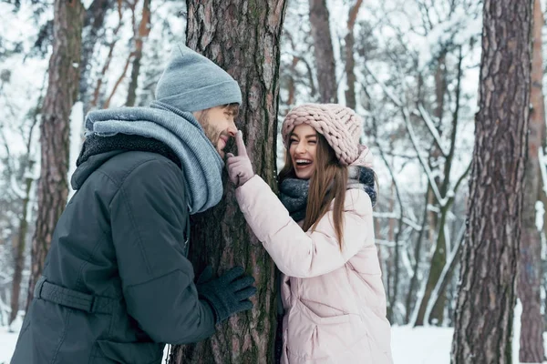 Fröhliches Junges Paar Steht Baum Winterpark — Stockfoto