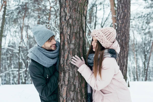 Fröhliches Junges Paar Steht Baum Winterpark — Stockfoto