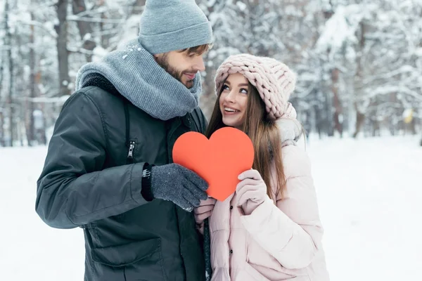 Retrato Jovem Casal Segurando Coração Vermelho Mãos Juntas Parque Inverno — Fotografia de Stock