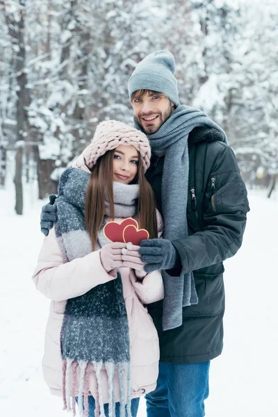 Casal Macio Com Corações Vermelhos Parque Nevado Dia Inverno — Fotografia de Stock