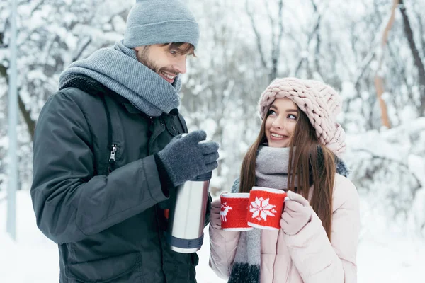 Jovem Casal Beber Chá Garrafa Térmica Parque Inverno — Fotografia de Stock