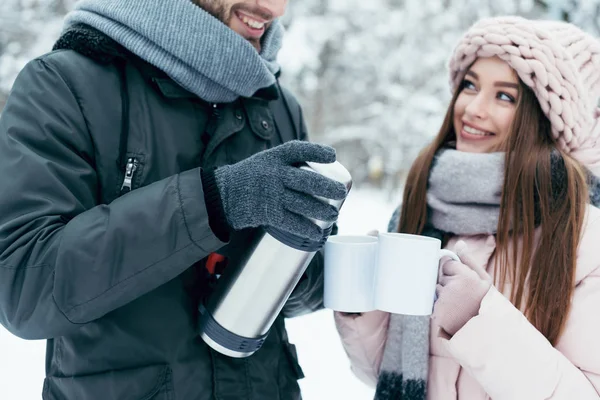 Teilansicht Von Paar Das Tee Aus Thermoskanne Winterpark Trinkt — Stockfoto