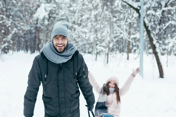 Genç Çift Birlikte Kış Gününde Parkta Sledging — Stok fotoğraf