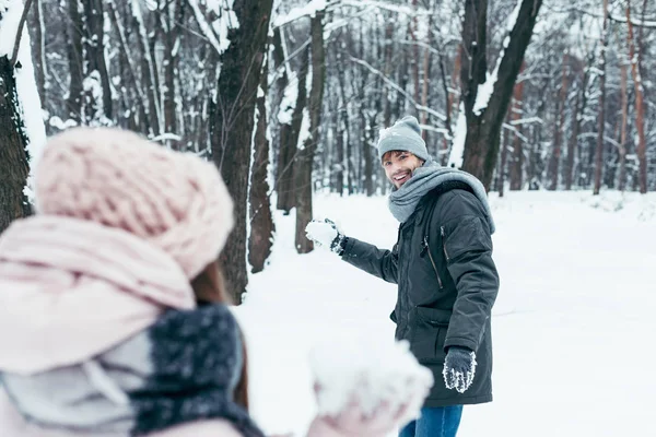 Jovem Casal Divertindo Juntos Floresta Nevada — Fotos gratuitas