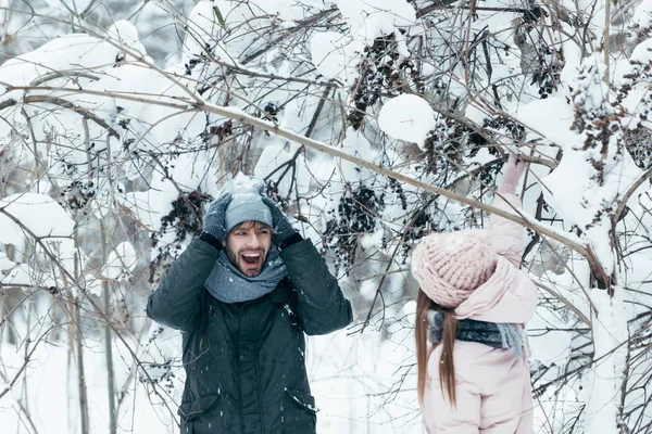 Jovem Casal Divertindo Juntos Floresta Nevada — Fotografia de Stock